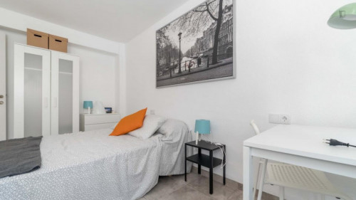 Charming double bedroom in Els Orriols