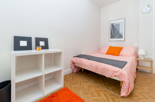 Nice double bedroom in a 5-bedroom flat, in the L’eixample neighbourhood