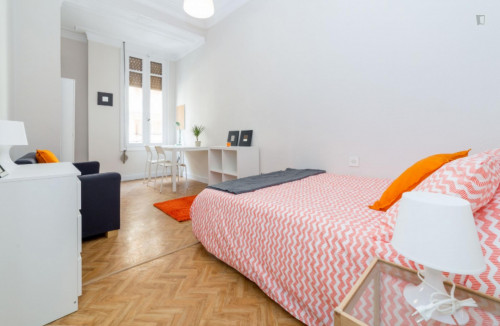 Nice double bedroom in a 5-bedroom flat, in the L’eixample neighbourhood