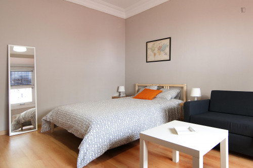 Grand double bedroom near the Àngel Guimerà metro staiton
