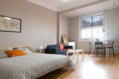 Grand double bedroom near the Àngel Guimerà metro staiton