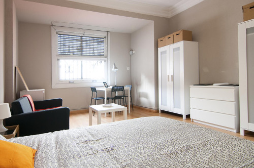 Grand double bedroom near the Àngel Guimerà metro staiton