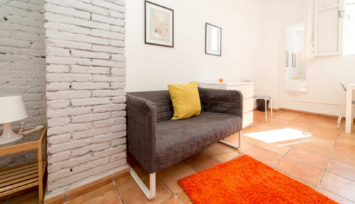 Cosy double bedroom in a 5-flat, in proximity to Xàtiva metro station
