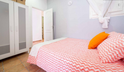 Cosy double bedroom in a 5-flat, in proximity to Xàtiva metro station