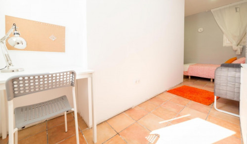 Cosy double bedroom in a 5-flat, in proximity to Xàtiva metro station