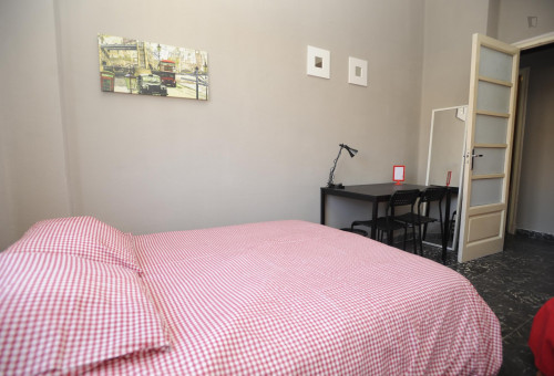Double bedroom in a 5-bedroom flat near Aragón metro station