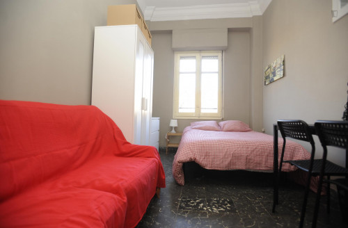 Double bedroom in a 5-bedroom flat near Aragón metro station