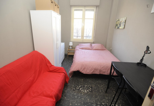 Double bedroom in a 5-bedroom flat near Aragón metro station