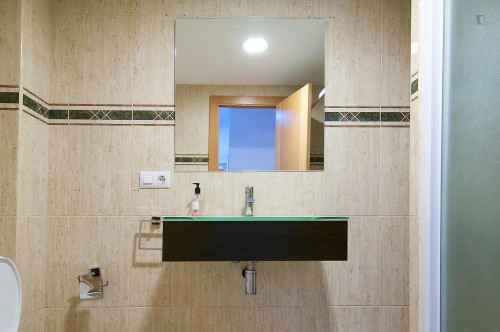 Very bright double bedroom in a flat close to the Bailén metro station - Gallery - 10