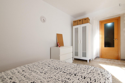 Very bright double bedroom in a flat close to the Bailén metro station