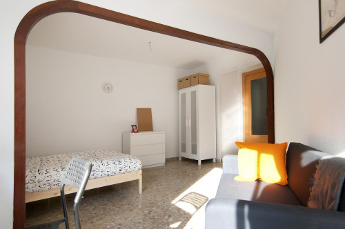Very bright double bedroom in a flat close to the Bailén metro station