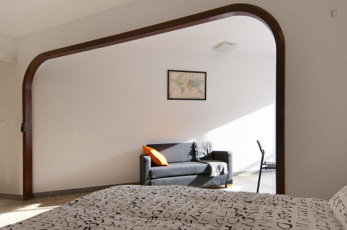 Very bright double bedroom in a flat close to the Bailén metro station
