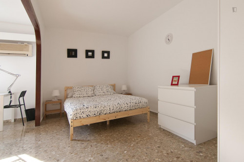 Very bright double bedroom in a flat close to the Bailén metro station