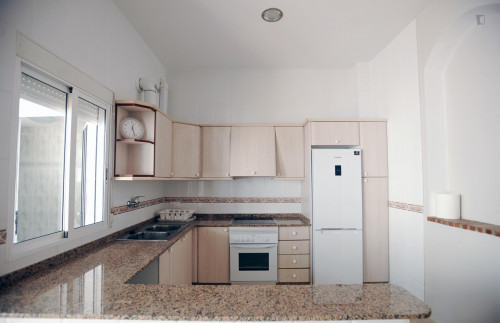 Authentic double bedroom in a 7-bedroom flat, in the Rascanya district