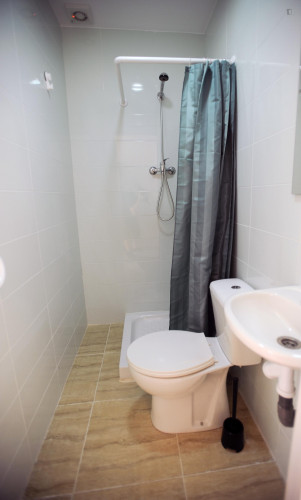 Authentic double bedroom in a 7-bedroom flat, in the Rascanya district