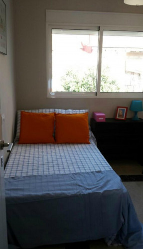 Authentic double bedroom in a 7-bedroom flat, in the Rascanya district