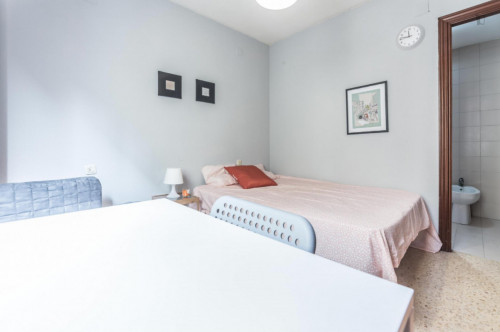 Large and elegant double ensuite bedroom in Ciutat Vella