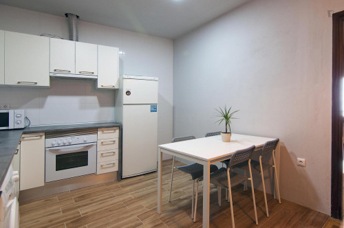 Nice double bedroom in a 5-bedroom apartment near Colón metro station