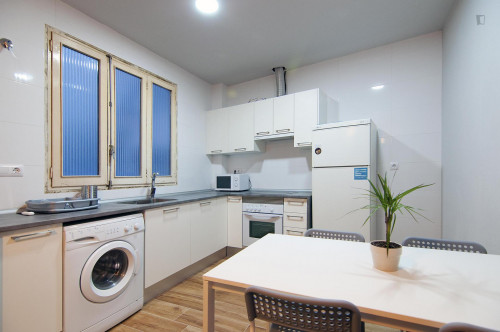 Nice double bedroom in a 5-bedroom apartment near Colón metro station  - Gallery -  5
