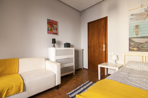 Nice double bedroom in a 5-bedroom apartment near Colón metro station