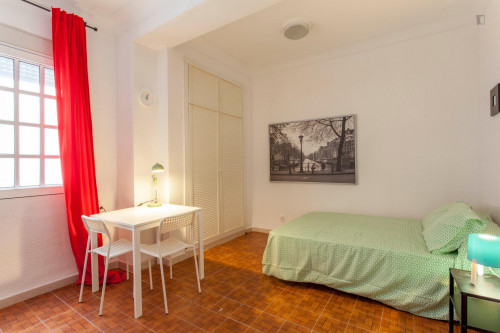 Lovely double bedroom next to Facultat De Magisteri