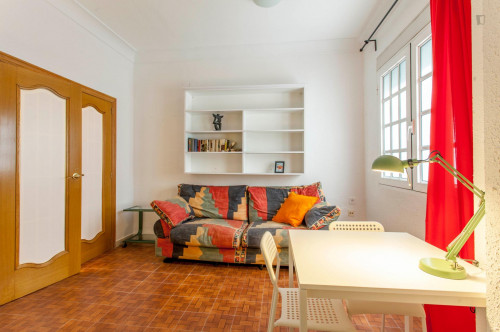 Lovely double bedroom next to Facultat De Magisteri