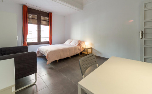 Nice double bedroom close to the Facultat De Magisteri