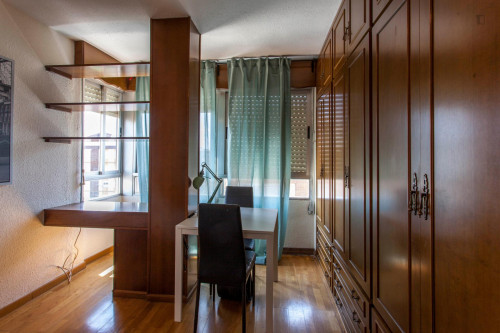 Interesting double bedroom in a 4-bedroom flat, in Campanar