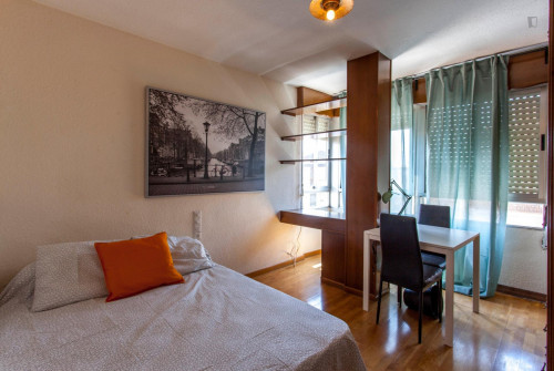 Interesting double bedroom in a 4-bedroom flat, in Campanar