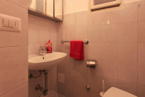 Double bedroom in 4-bedroom apartment - Gallery - 10