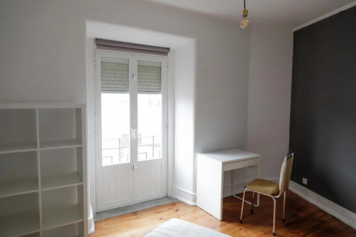 Single bedroom, with balcony, in 4-bedroom apartment