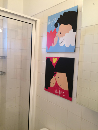 Comics room Your home in sunny Oeiras, near train, shops and beach