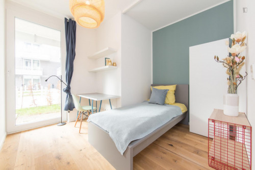 Single bedroom in 5-bedroom apartment