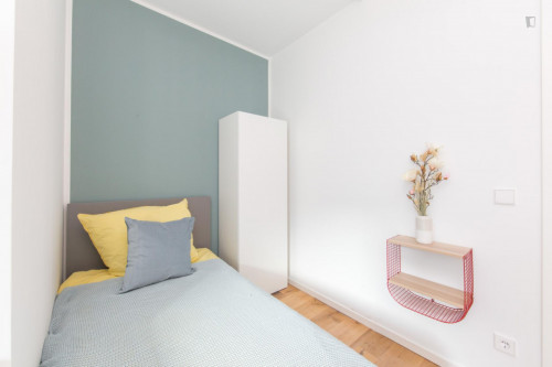 Single bedroom in 5-bedroom apartment