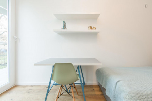 Single bedroom in 4-bedroom apartment