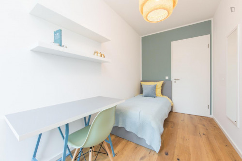 Single bedroom in 4-bedroom apartment