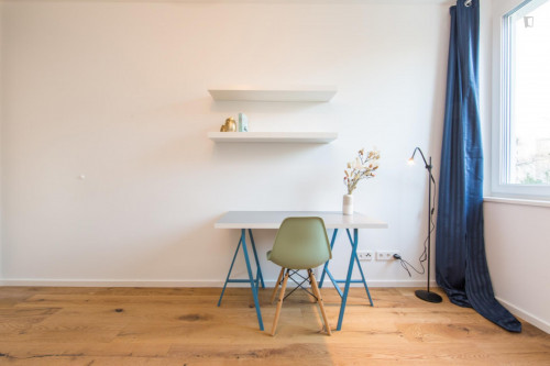 Single bedroom in 4-bedroom apartment