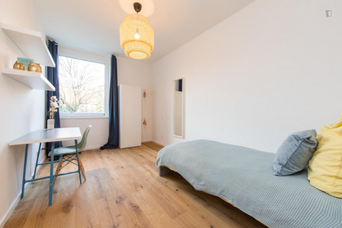 Single bedroom in 4-bedroom apartment