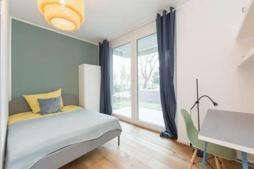 Double bedroom in 4-bedroom apartment