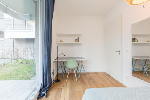 Double bedroom in 4-bedroom apartment