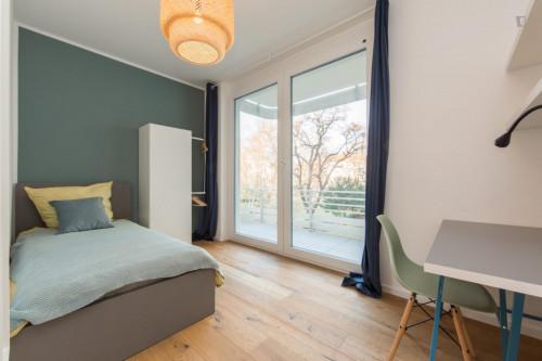Single bedroom in 4-bedroom apartment