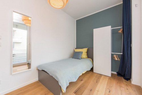 Single bedroom in 4-bedroom apartment