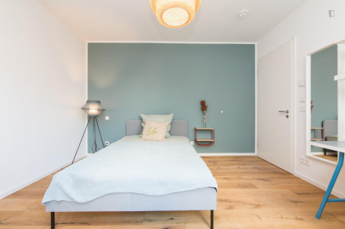 Double bedroom in 4-bedroom apartment