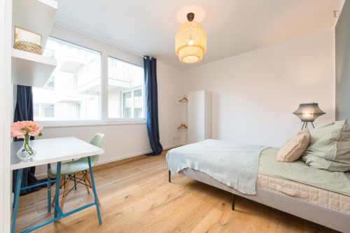 Double bedroom in 4-bedroom apartment