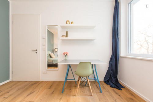 Double bedroom in 4-bedroom apartment