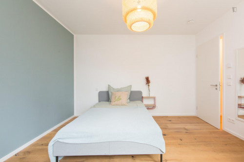 Double bedroom in 4-bedroom apartment