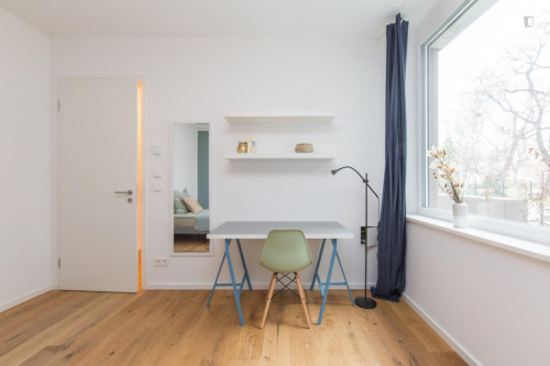 Double bedroom in 4-bedroom apartment