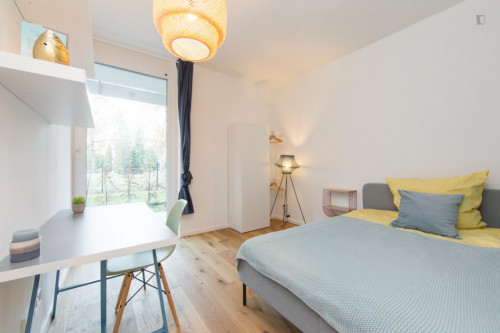 Double bedroom in 4-bedroom apartment