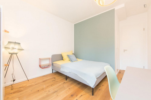 Double bedroom in 4-bedroom apartment