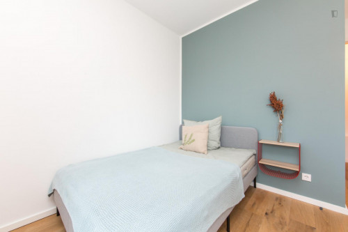 Double bedroom in 4-bedroom apartment